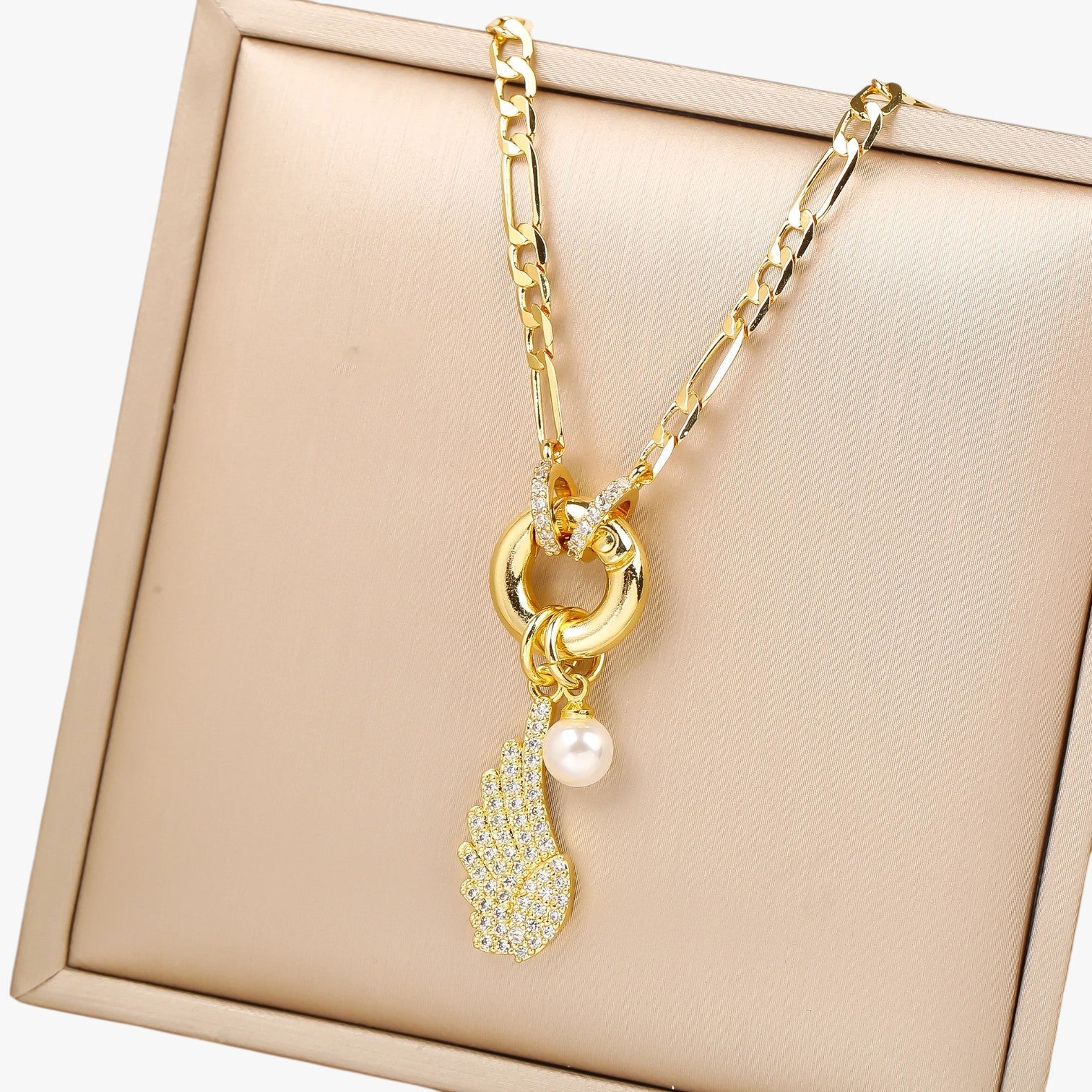 Malia | Halskæde med Vinge og Skalleperlefugler med Diamanter - Halskæde 2 - Malia | Halskæde med Vinge og Skalleperlefugler med Diamanter - €25 - {{ product_tags }