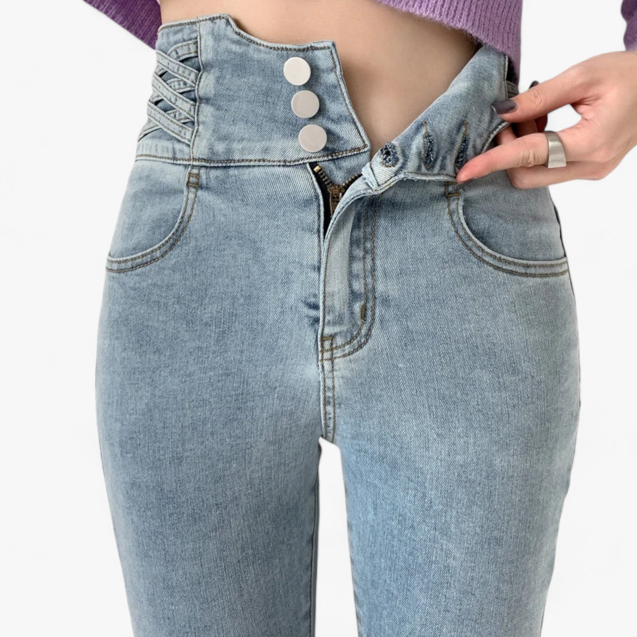 Nina | Skinny Pencil Jeans - Slim stretch for en flatterende pasform - Lyseblå 3 Knapper - Nina | Skinny Pencil Jeans - Slim stretch for en flatterende pasform - €25 - {{ product_tags }