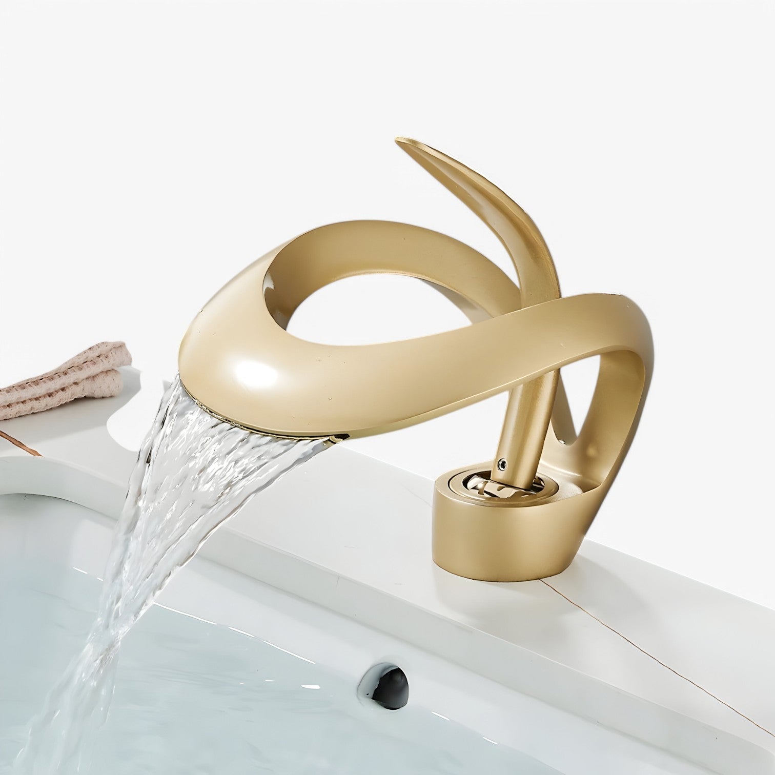 Tammy | Vandfaldsarmatur – Stilfuldt, holdbart og blødt vandflow - - house & garden - {{ product_tags }