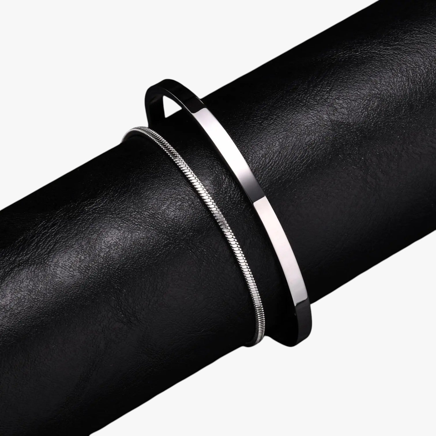 Philip | Sæt med herrearmbånd i stål med sorte detaljer - - Philip | Sæt med herrearmbånd i stål med sorte detaljer - €25 - {{ product_tags }