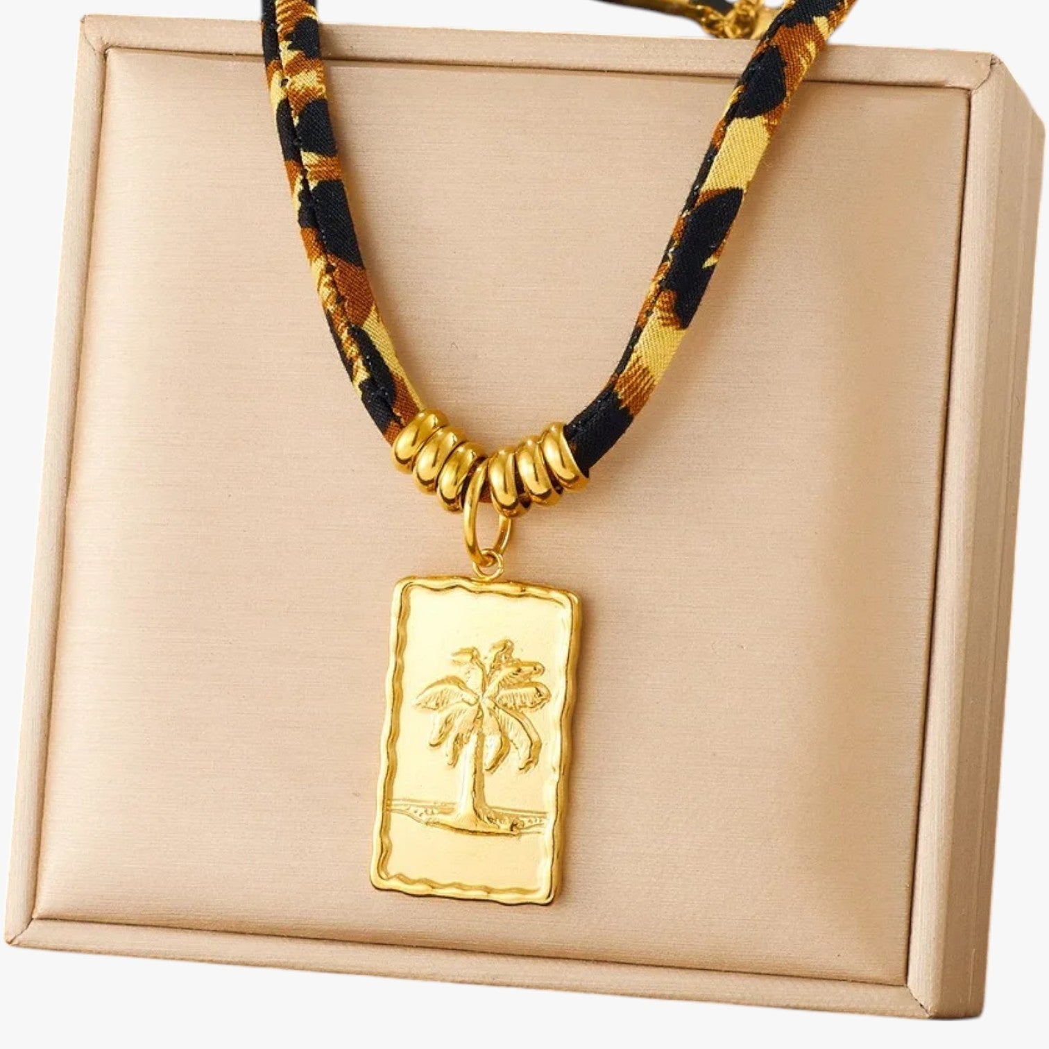 Maggie | Leopard Charm Halskæde med Gulddetaljer Unikt Design og Perfekt Gave - 1 - Maggie | Leopard Charm Halskæde med Gulddetaljer Unikt Design og Perfekt Gave - €25 - {{ product_tags }
