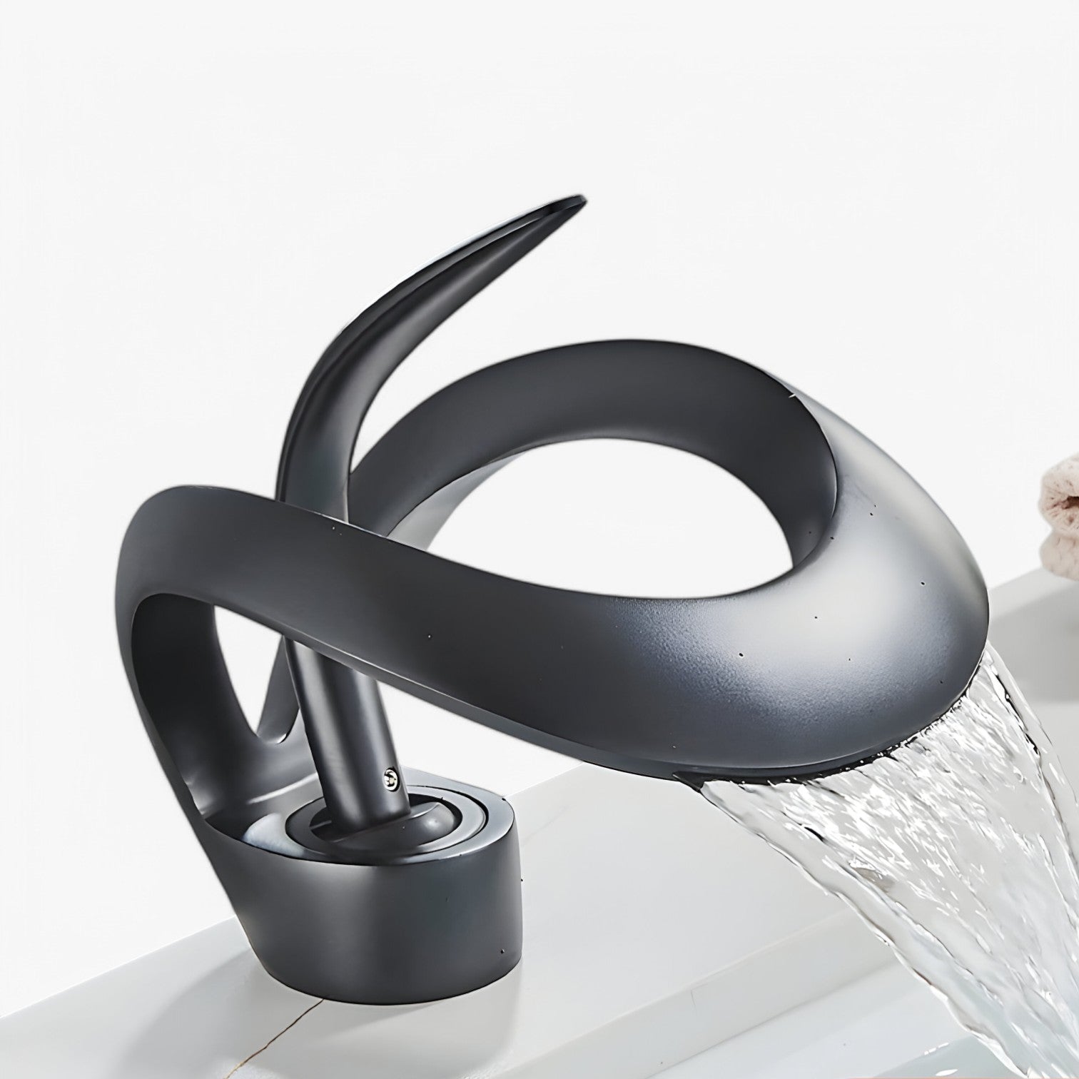 Tammy | Vandfaldsarmatur – Stilfuldt, holdbart og blødt vandflow - Mat Sort - house & garden - {{ product_tags }