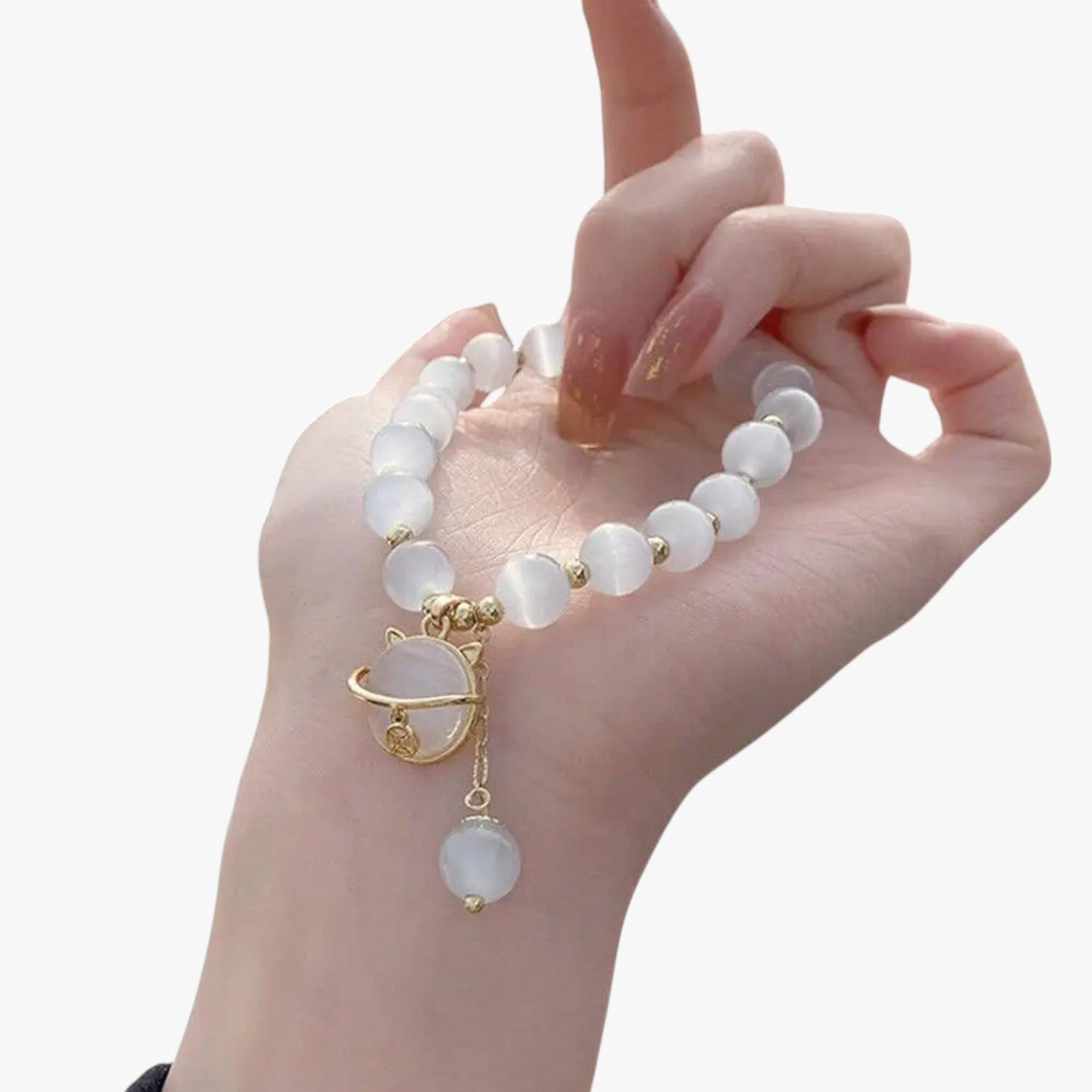 Alora | Opalperlearmbånd med heldig kat-charme, elegant justerbar gave - - Alora | Opalperlearmbånd med heldig kat-charme, elegant justerbar gave - €25 - {{ product_tags }