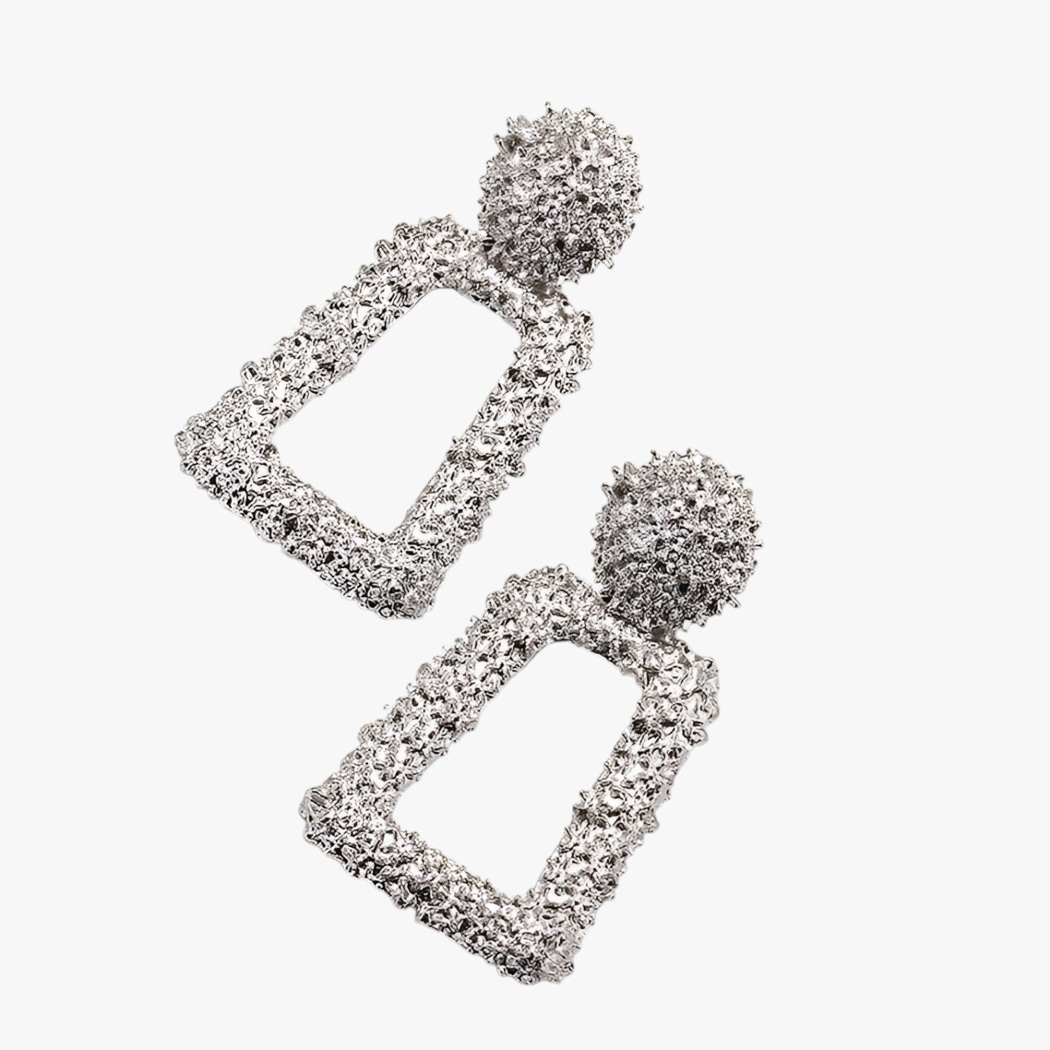 Kali | Geometriske hængende øreringe i skulptureret metal - sølv - women's fashion - {{ product_tags }