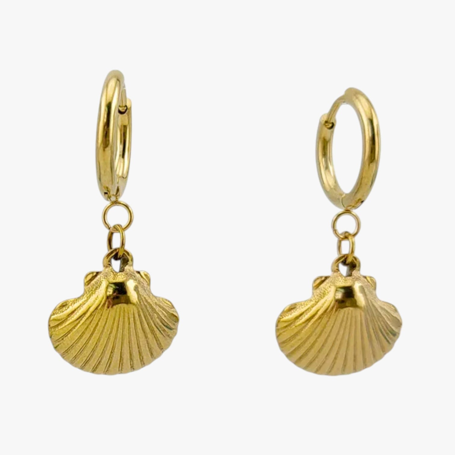 Irene | Sommerlige Koi ørestikker i farvet stål - Skal - Irene | Sommerlige Koi ørestikker i farvet stål - €25 - {{ product_tags }
