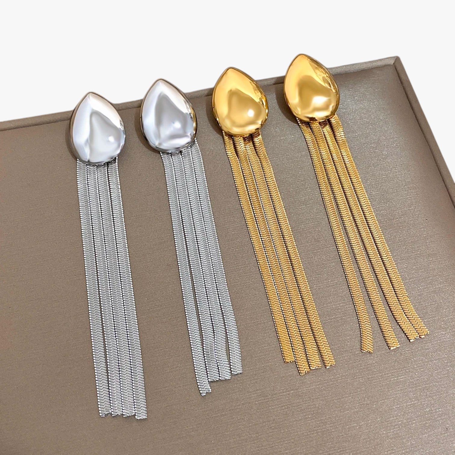 Flora | Duftende dråbeøreringe med lang, strålende pote - - Flora | Duftende dråbeøreringe med lang, strålende pote - €25 - {{ product_tags }