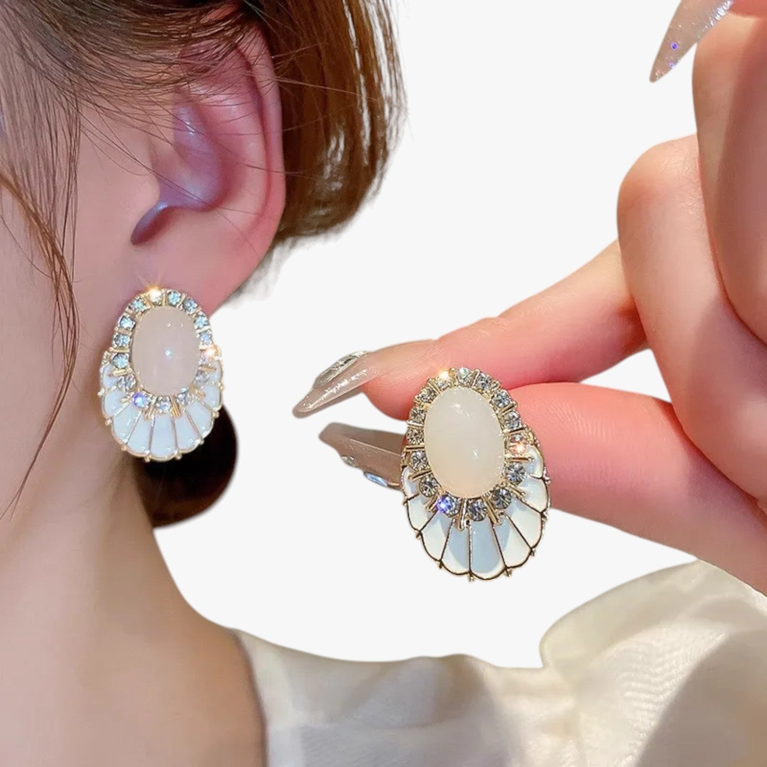 Thea | Elegant hvide olie øreringe med hængende vedhæng - Guld - Thea | Elegant hvide olie øreringe med hængende vedhæng - €25 - {{ product_tags }