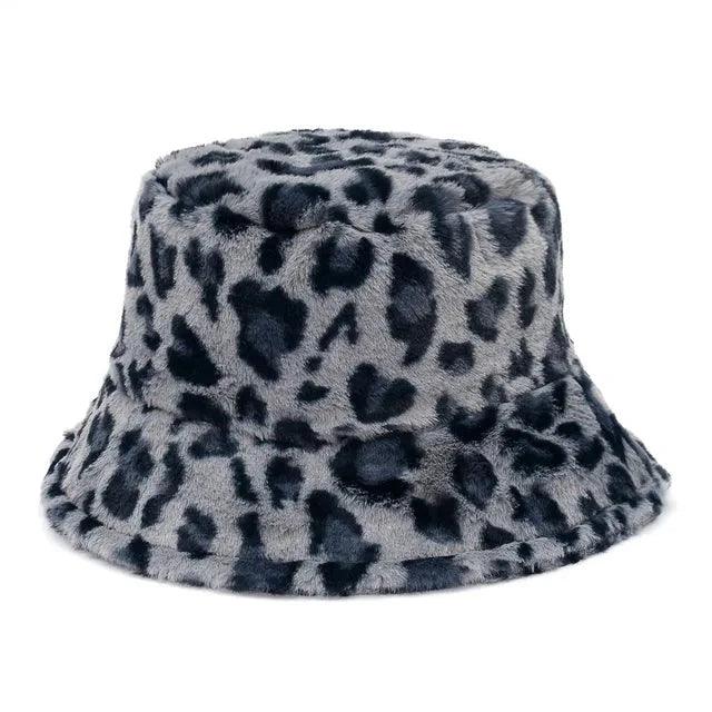 Jasmine - Winter Cow Leopard faux fur buckethat - Grå leopard - winter - {{ product_tags }