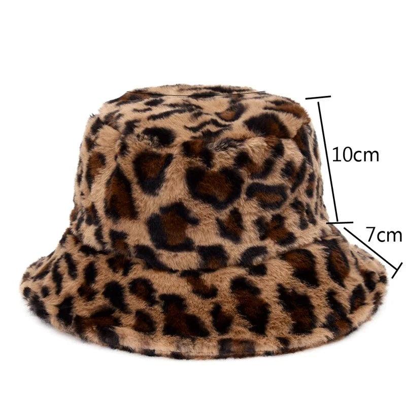 Jasmine – Stilfuld vinterbøttehat af kunstpels med ko-leopard mønster