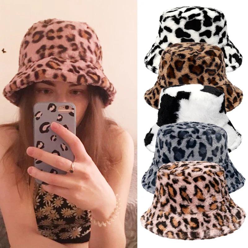 Jasmine – Stilfuld vinterbøttehat af kunstpels med ko-leopard mønster
