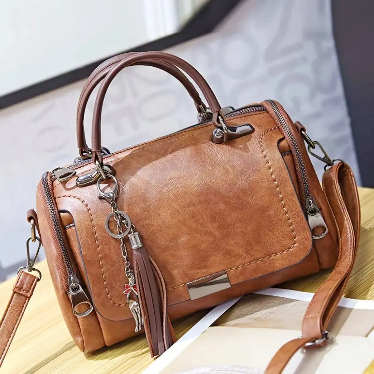 PAULIEN - Skuldertaske med frynser til kvinder: stor kapacitet, moderne design - brun - bags - {{ product_tags }