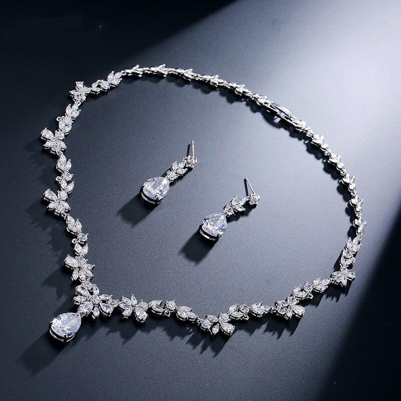 Dame Krystal Smykkesæt - Sølv - Dame Krystal Smykkesæt - €25 - {{ product_tags }