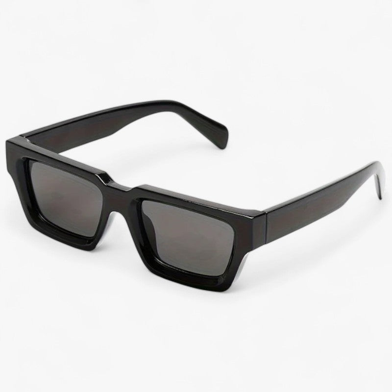 Tough sorte firkantede solbriller med retro-look - - Tough sorte firkantede solbriller med retro-look- €25 - {{ product_tags }