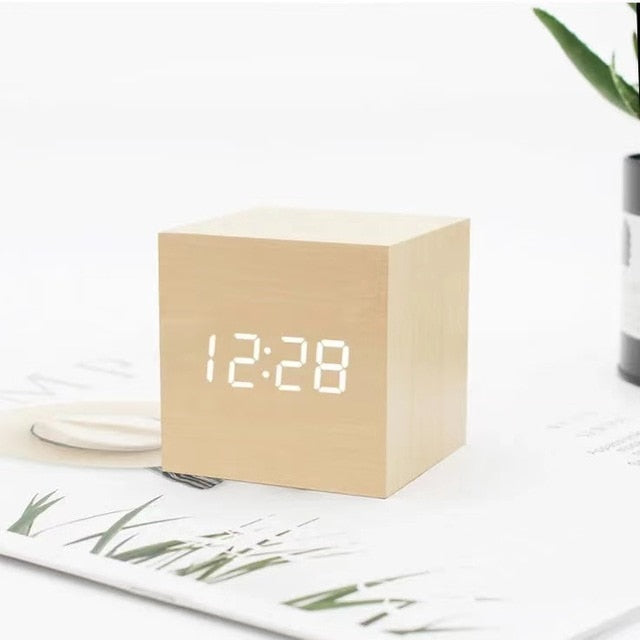 LumiClock Digitalt LED Vækkeur - Lyst Træ - Wall Clocks - {{ product_tags }