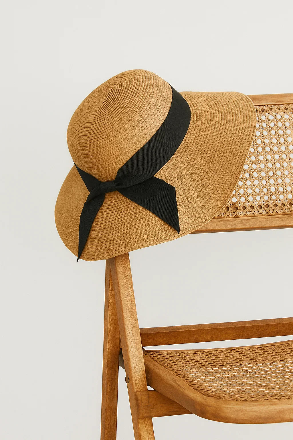 Amara | Strawhat med bred kant og sort bånd - - Amara | Strawhat med bred kant og sort bånd - €25 - {{ product_tags }