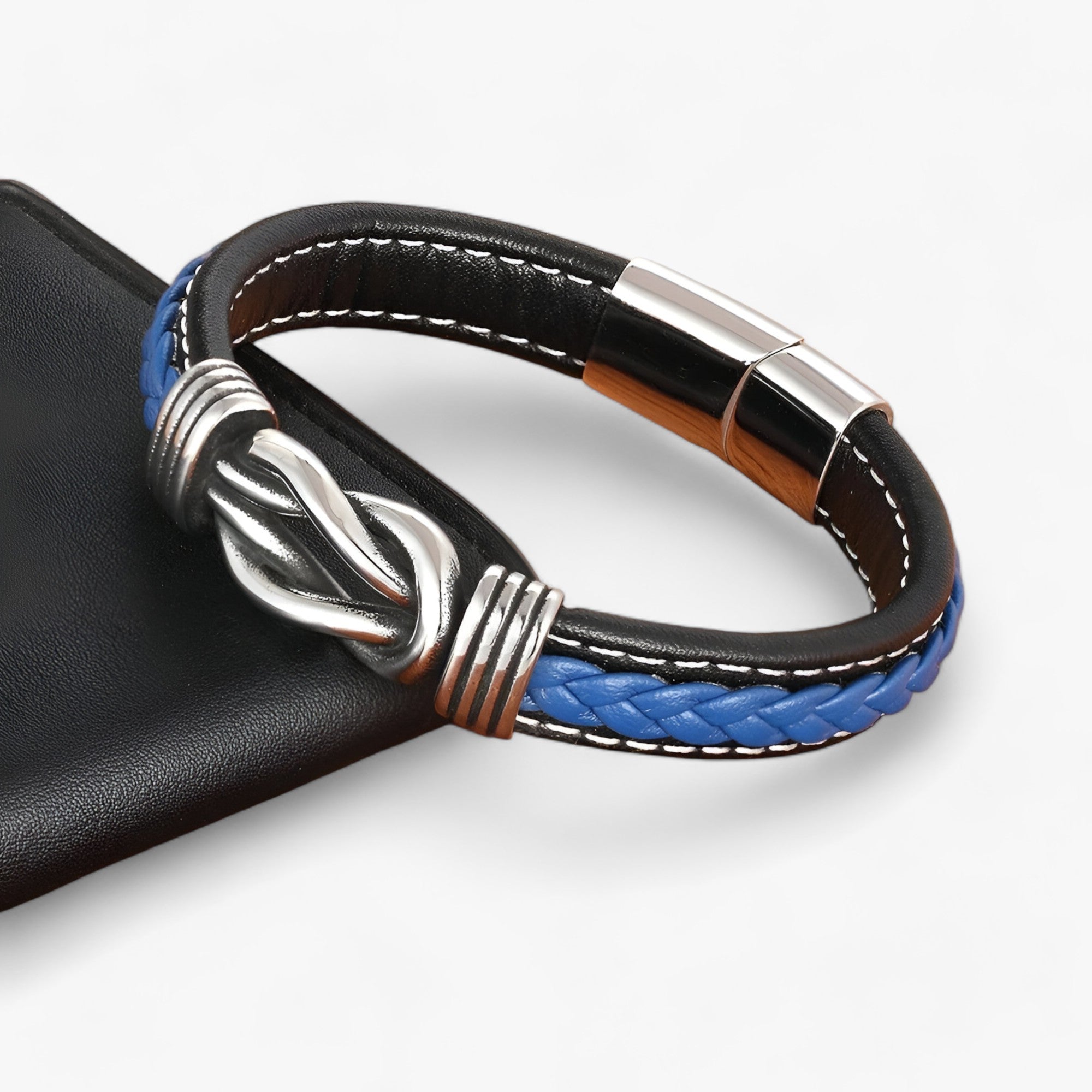 Ægte læderarmbånd - Elegance og robusthed kombineret - - Ægte læderarmbånd - Elegance og robusthed kombineret - €25 - {{ product_tags }