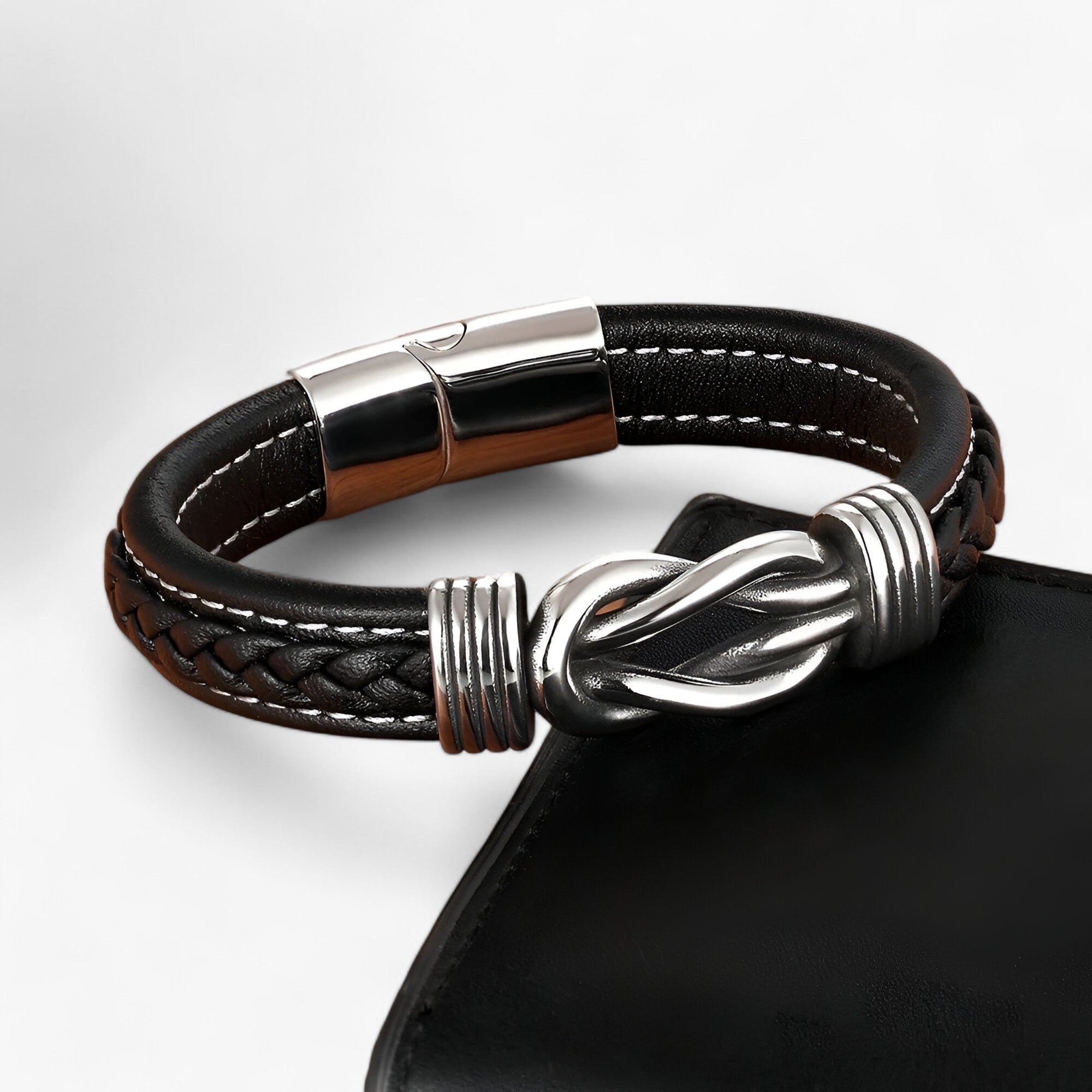 Ægte læderarmbånd - Elegance og robusthed kombineret - - Ægte læderarmbånd - Elegance og robusthed kombineret - €25 - {{ product_tags }