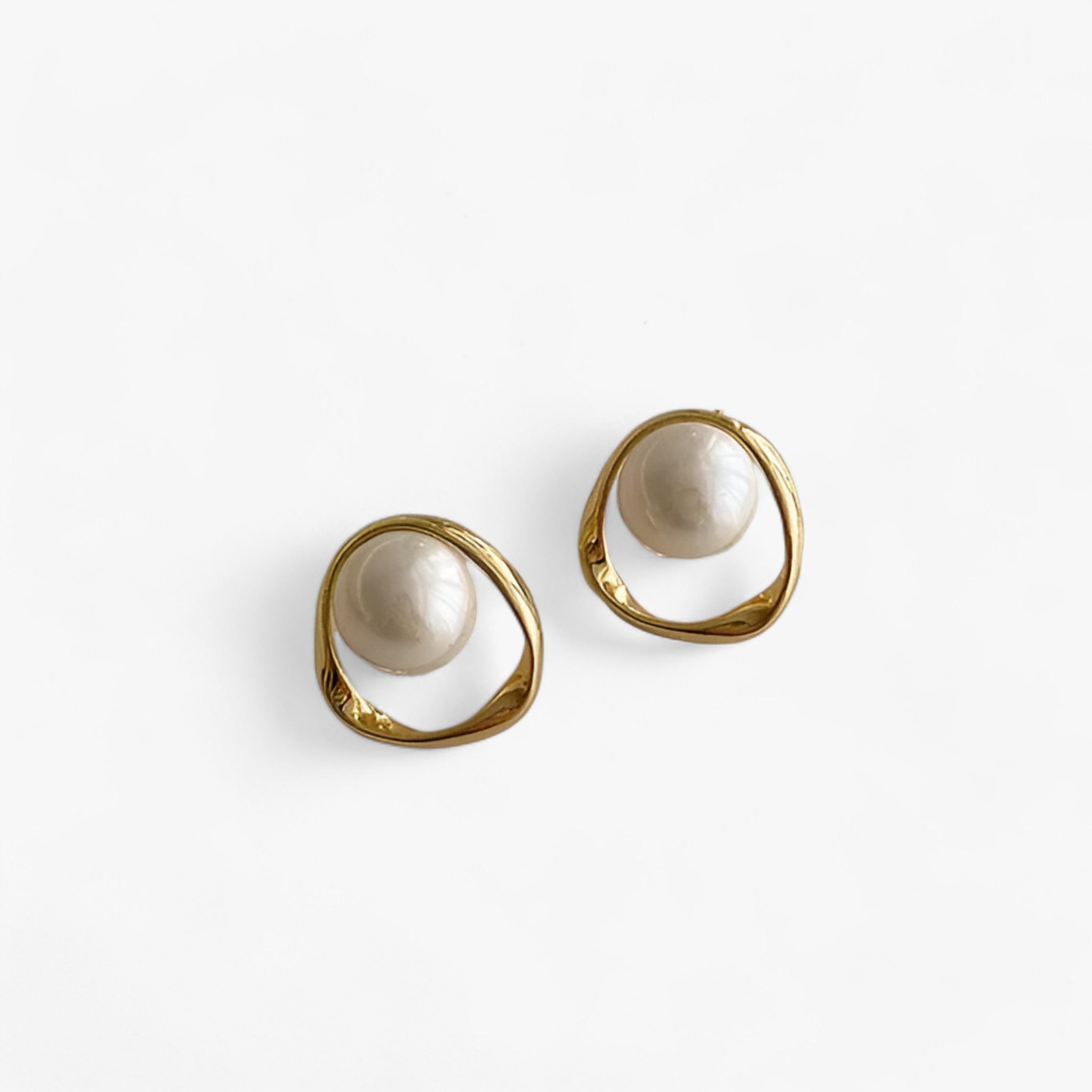 ORLA | Gyldne perleøreringe - Samtidig elegance til alle anledninger - - women's fashion - {{ product_tags }