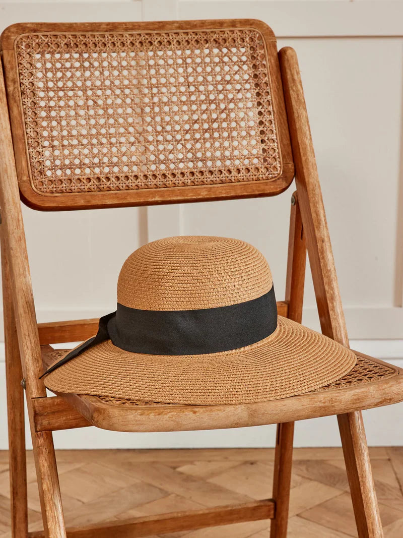 Amara | Strawhat med bred kant og sort bånd - - Amara | Strawhat med bred kant og sort bånd - €25 - {{ product_tags }