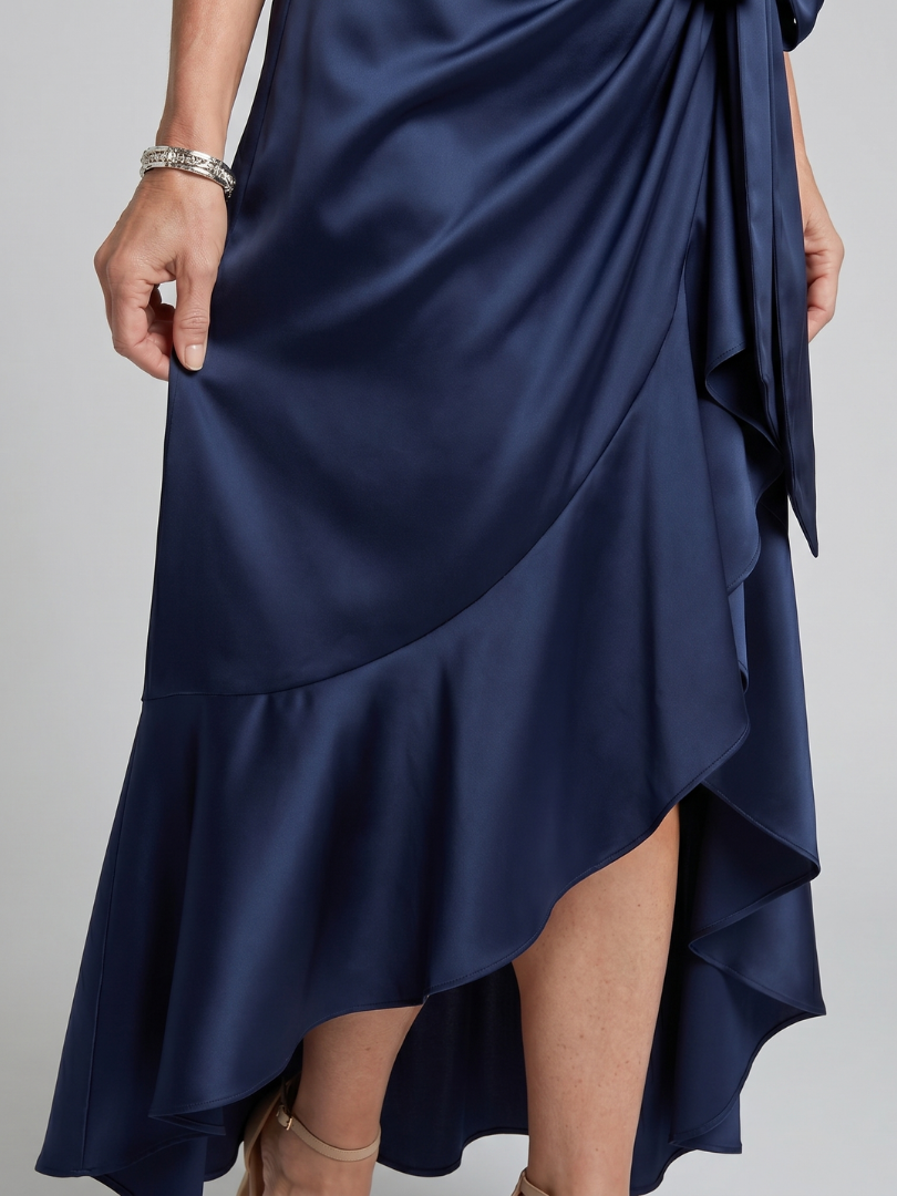 Honora | Halter Neck Wrap Asymmetrisk Hem Midi-kjole