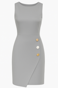 Teresa | Elegant ærmeløst kjole med dekorative asymmetriske knapper
