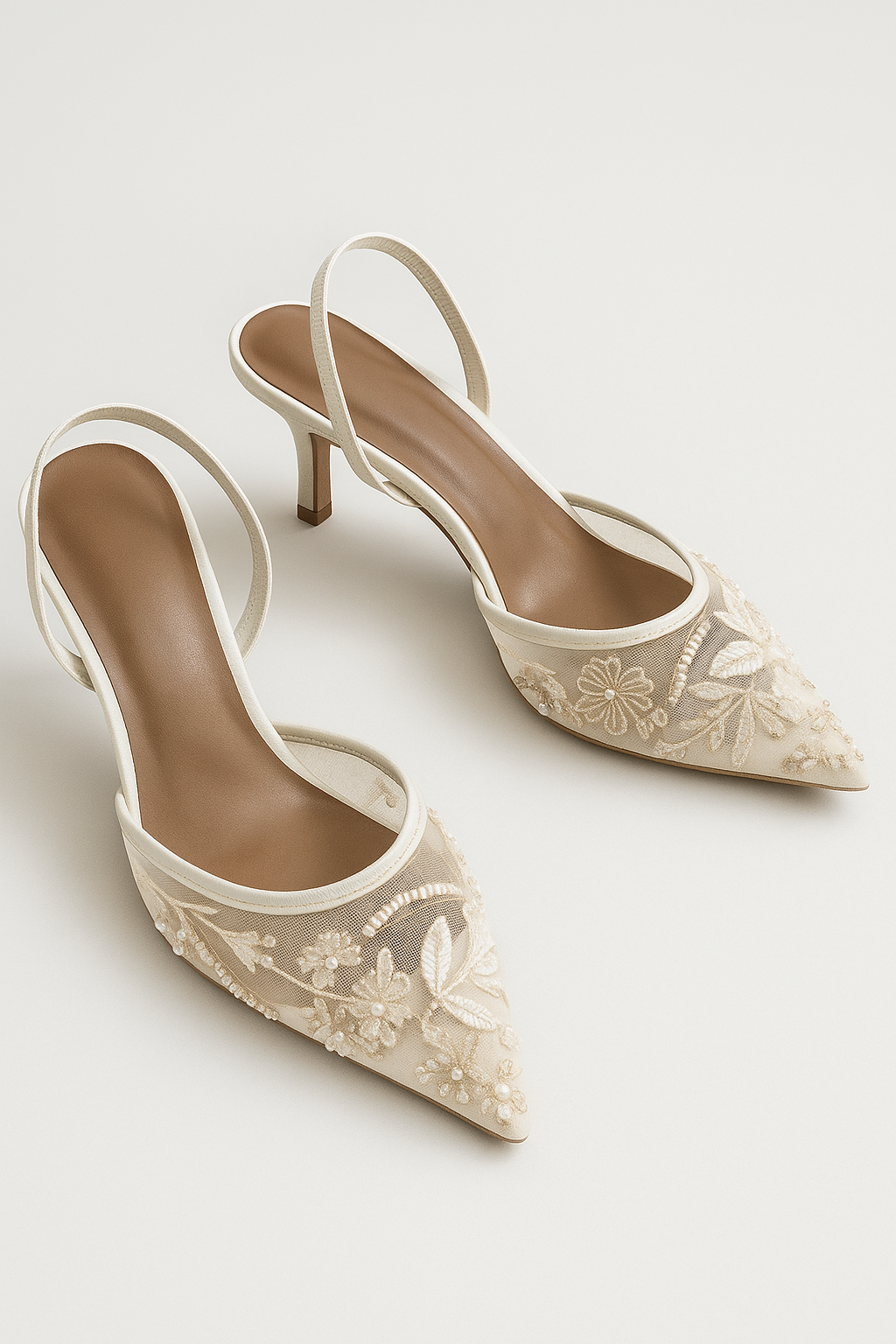 Mia | Elegante dekolleté med blomsterbroderi i gennemsigtigt net - Hvid - Mia | Elegante dekolleté med blomsterbroderi i gennemsigtigt net- €25 - {{ product_tags }