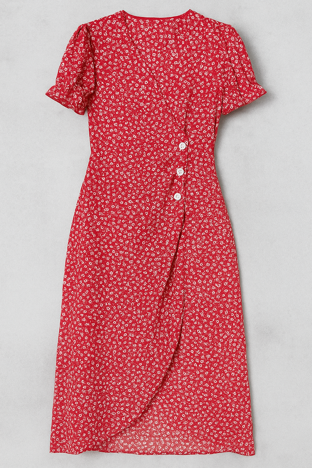 Marie | Blomstret midikjole med V-udskæring og sidestilleknapper - Rot - Marie | Blomstret midikjole med V-udskæring og sidestilleknapper - €25 - {{ product_tags }