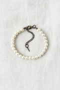 Briella | Pulsera de perlas con cierre de cadena negra