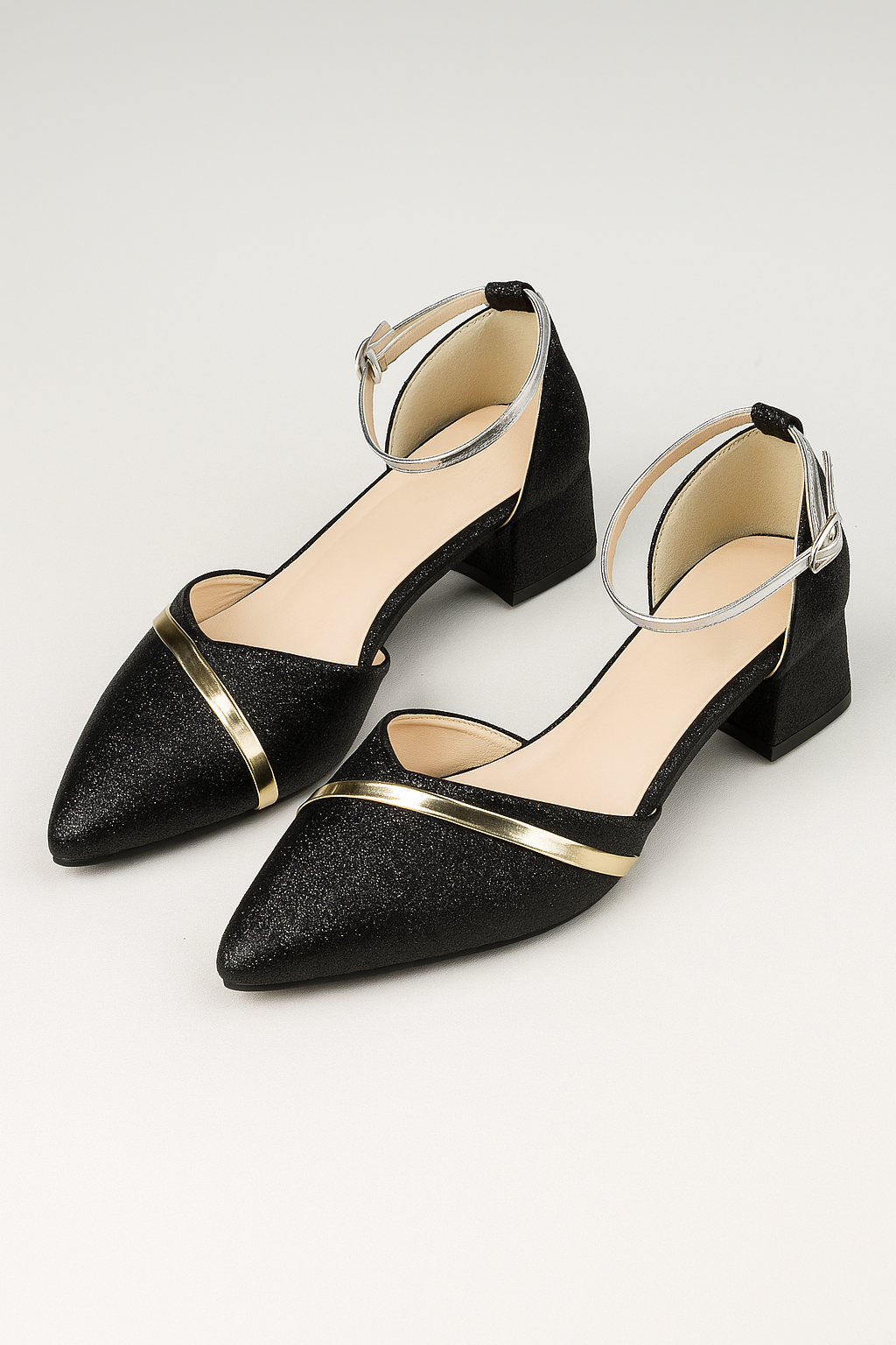 Helena | Elegant Glitzy Riemchenpumps med blokhæl i elegante farver - Sort - Helena | Elegant Glitzy Riemchenpumps med blokhæl i elegante farver- €25 - {{ product_tags }