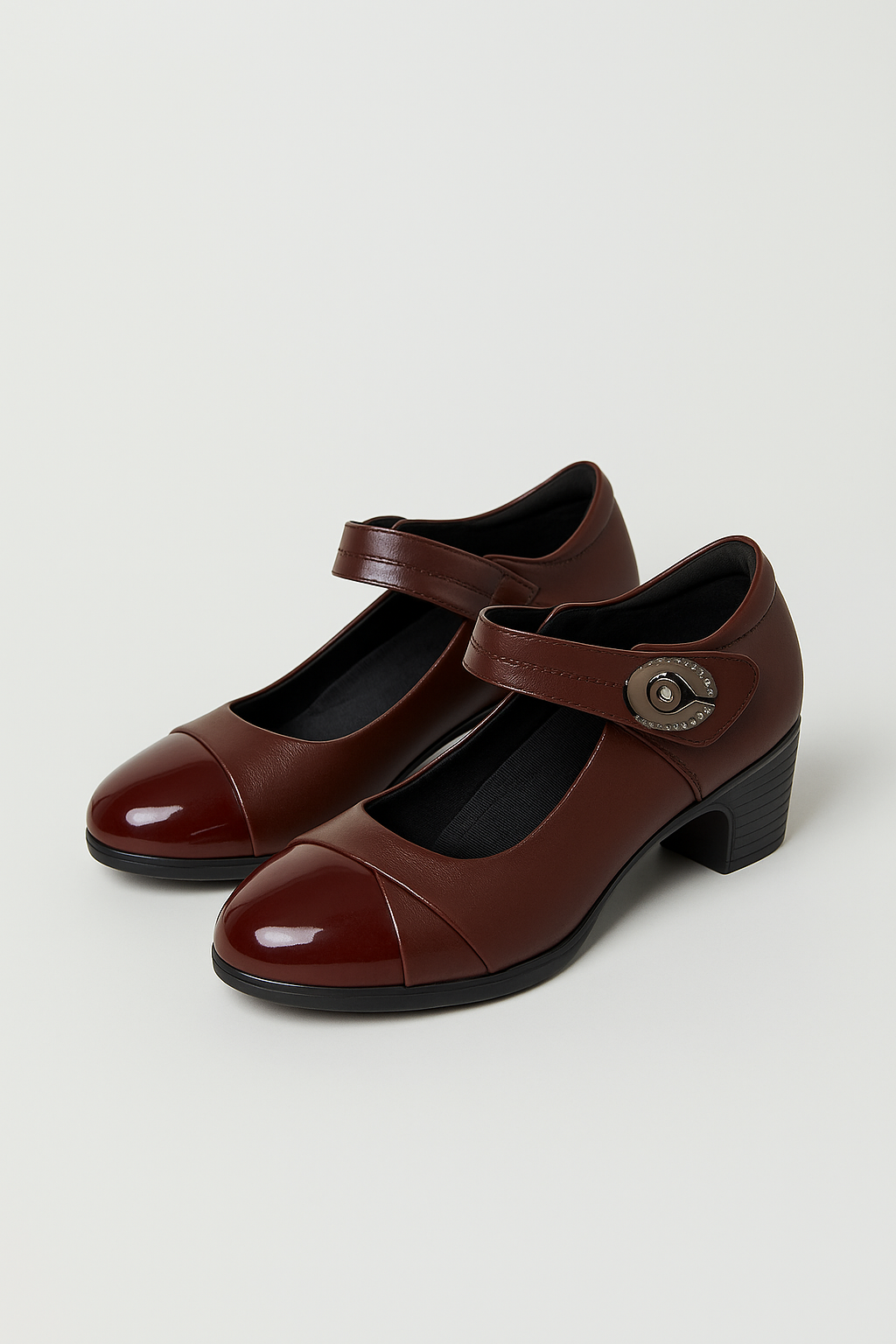 Eleganza Retro | Luciana Pumps med Glanskappe og Strassspænde - Brun - Eleganza Retro | Luciana Pumps med Glanskappe og Strassspænde - €25 - {{ product_tags }