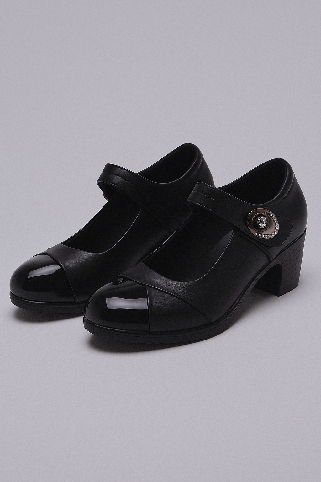 Eleganza Retro | Luciana Pumps med Glanskappe og Strassspænde - Sort - Eleganza Retro | Luciana Pumps med Glanskappe og Strassspænde - €25 - {{ product_tags }