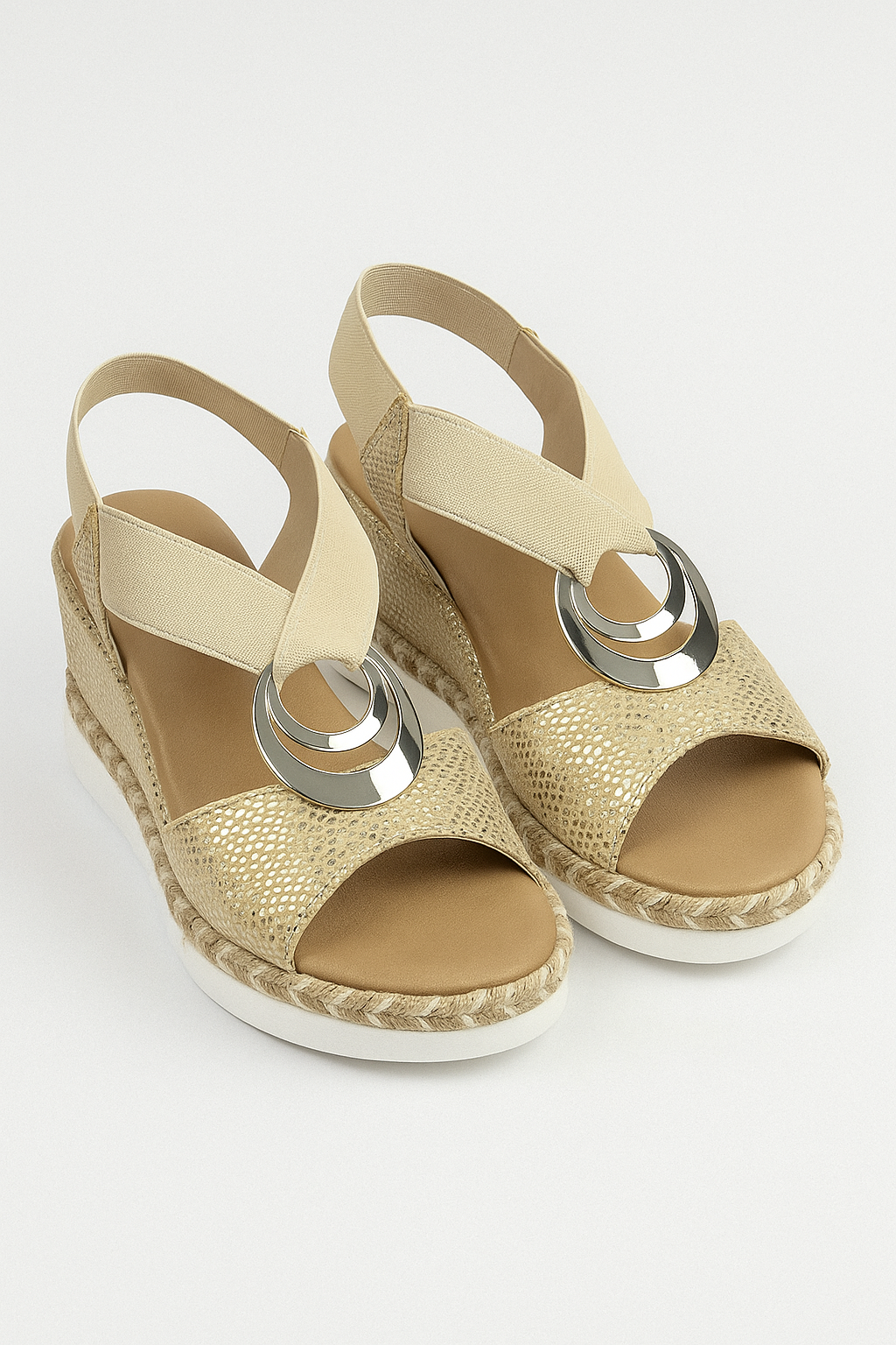 Briella | Dame Plateausandaler med Elastisk Krydsrem og Metallisk Ring - Guld - Briella | Dame Plateausandaler med Elastisk Krydsrem og Metallisk Ring - €25 - {{ product_tags }