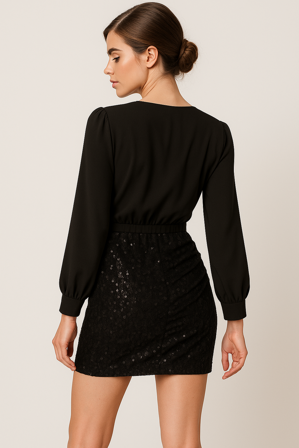 Hollis | Sæt med wrap-bluse og pailletteret miniskørt - - Hollis | Sæt med wrap-bluse og pailletteret miniskørt- €25 - {{ product_tags }
