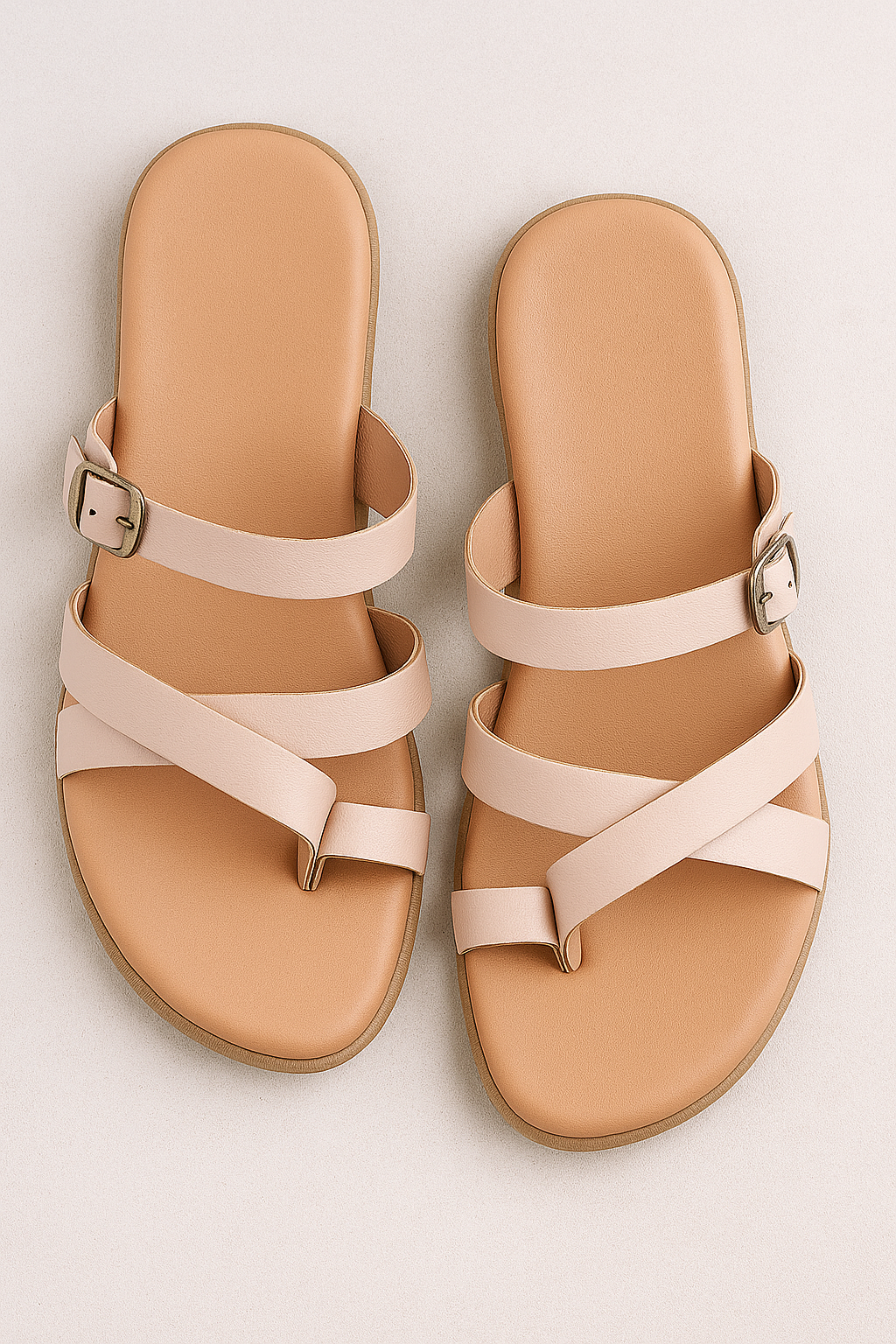 Poe | Damer Tåstegs-Fladsandaler med Rem og Spænde - - Poe | Damer Tåstegs-Fladsandaler med Rem og Spænde- €25 - {{ product_tags }