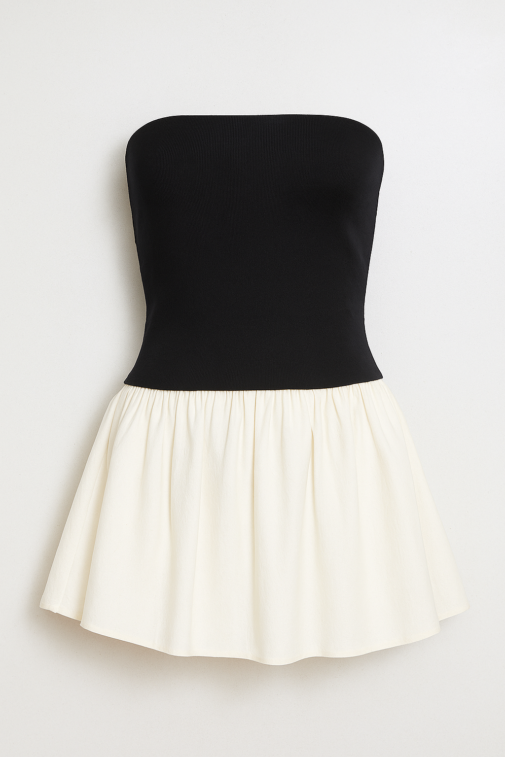 Elowen | Elegant bandeau-top med udstående miniskørt - Hvid - Elowen | Elegant bandeau-top med udstående miniskørt- €25 - {{ product_tags }