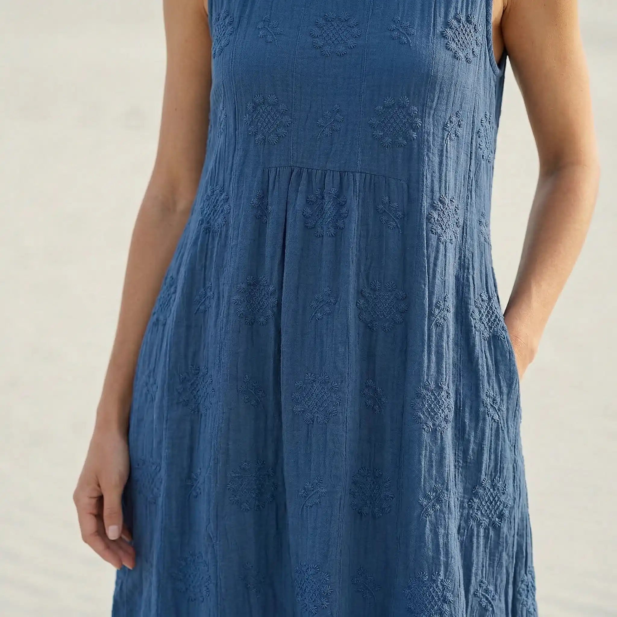Élodie | Elegant oversized ærmeløs kjole med broderi for et sofistikeret look