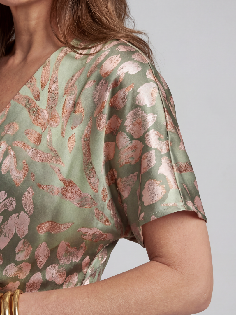 Lina & Emma™ | Abstrakt print V-hals snoet talje midikjole