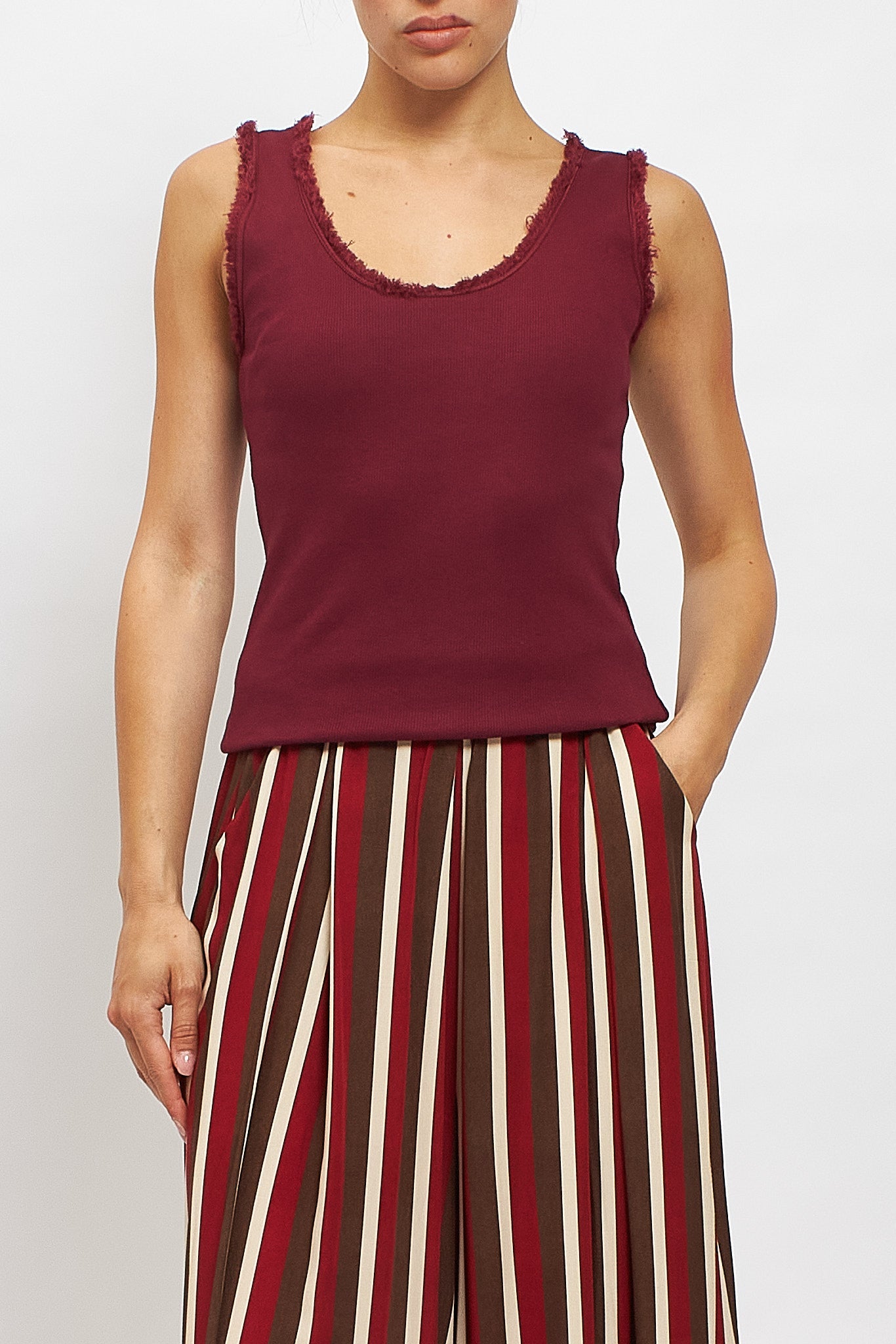 Frynset ribtop i bordeaux - moderne stil med personlighed