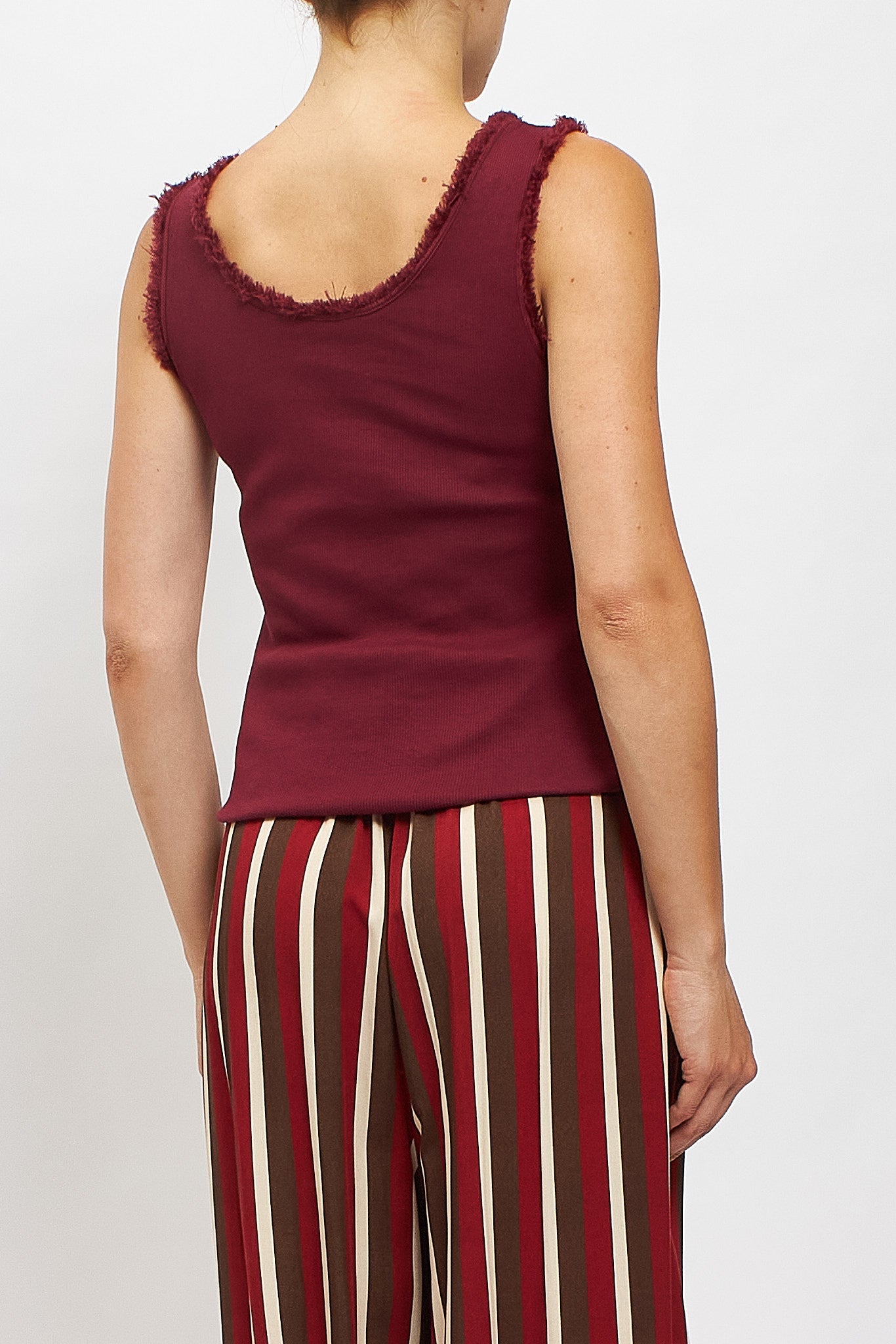 Frynset ribtop i bordeaux - moderne stil med personlighed