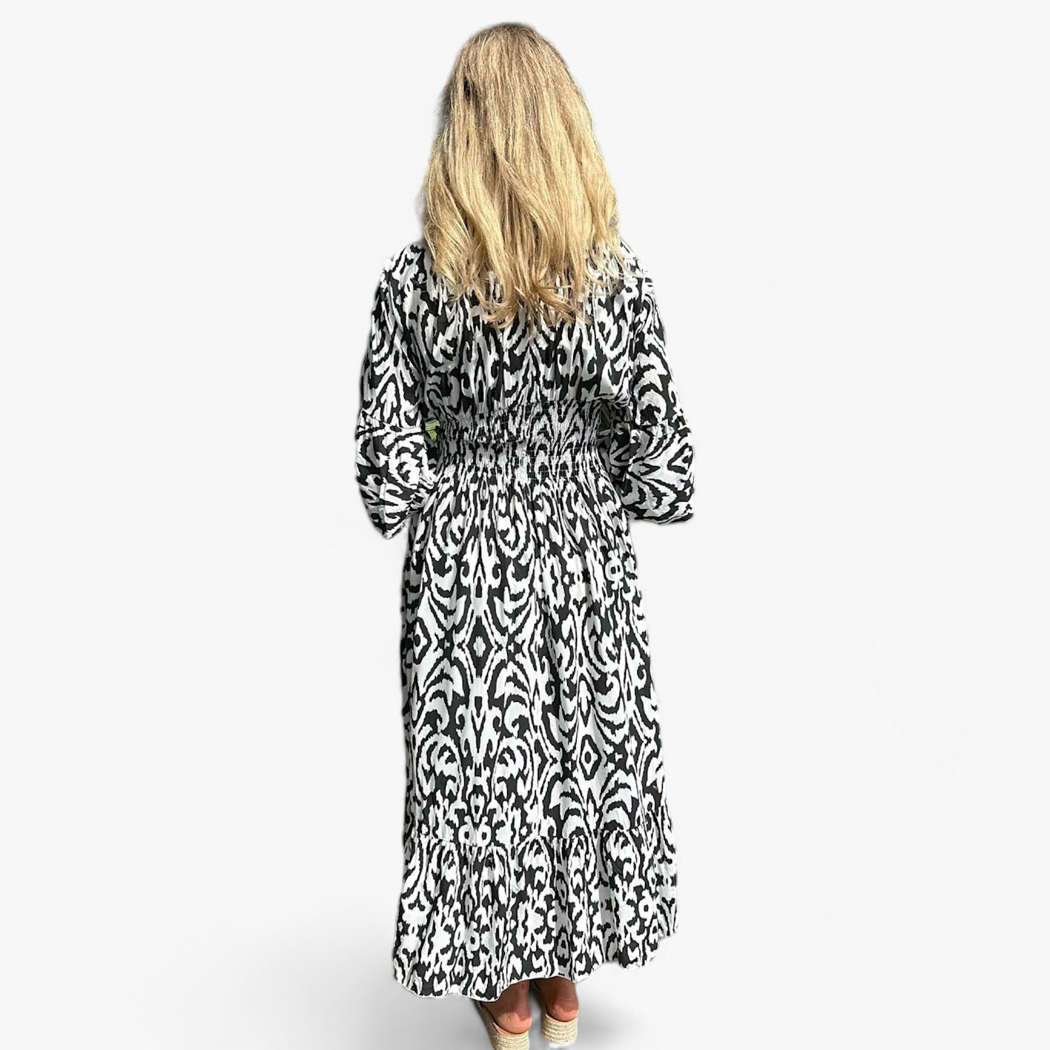Flora | Stort blomstret V-halskjole - Perfekt til strandferier - - women's fashion - {{ product_tags }