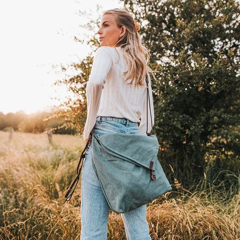Elegante kanvas skuldertaske med læderdetaljer til et stilfuldt udseende - - Handbags - {{ product_tags }