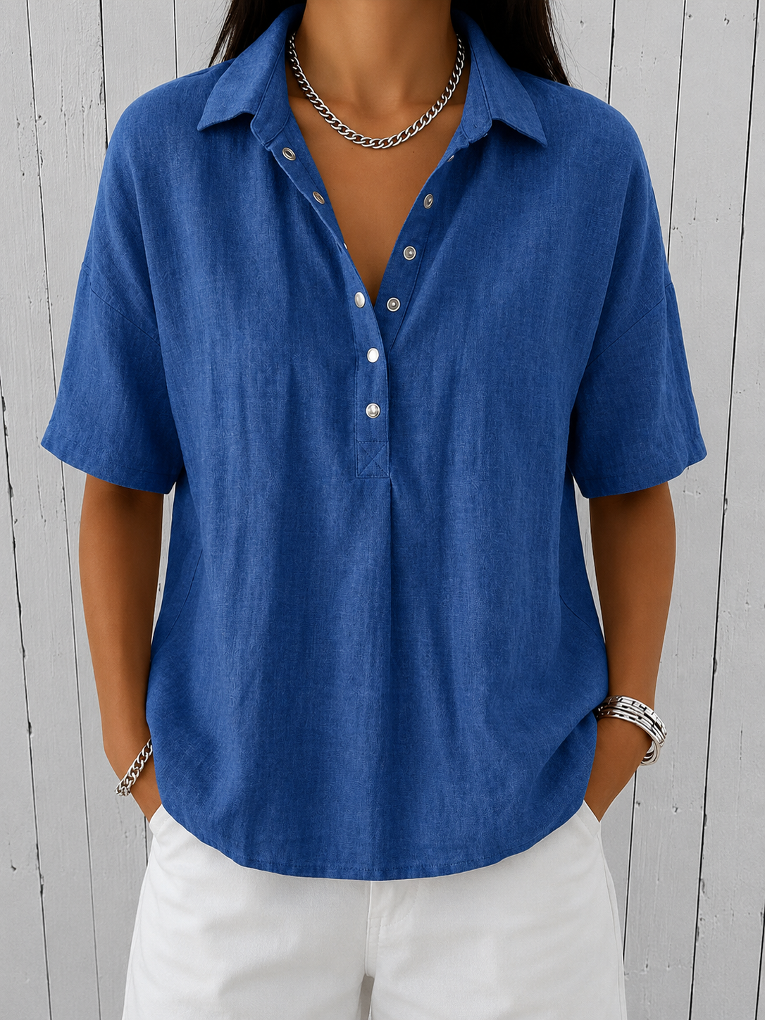 Ava | Bluse med krave og knap
