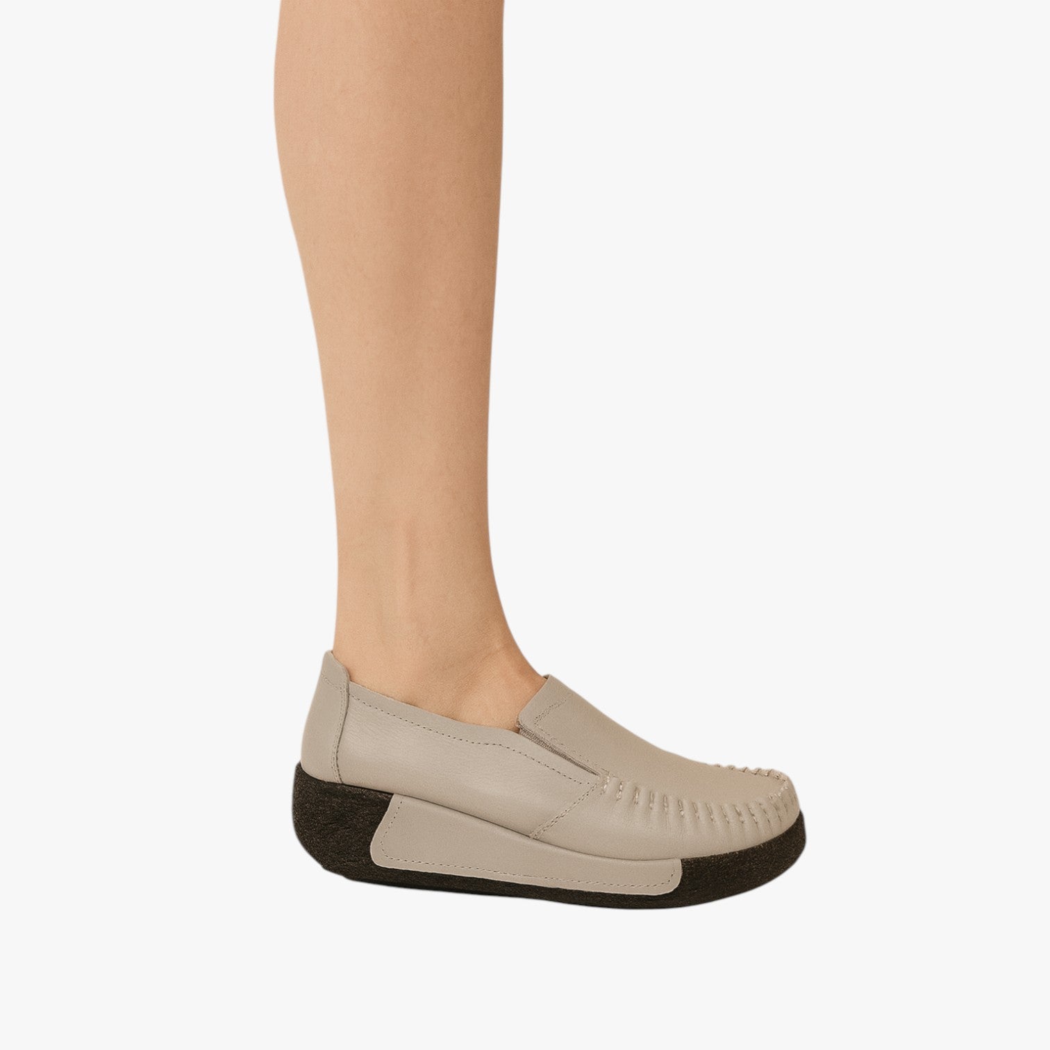 Adrianna | Ægtelædersko i mokkasinsnittelse - Bløde og komfortable med plateau til mødre - - Adrianna | Ægtelædersko i mokkasinsnittelse - Bløde og komfortable med plateau til mødre - €25 - {{ product_tags }