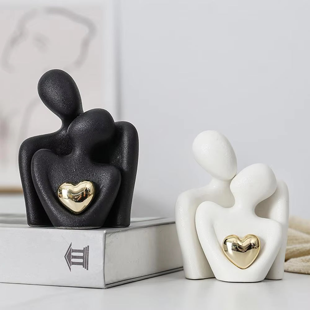 Krammende Par Figur – Moderne Skulptur med Hjertedetalje