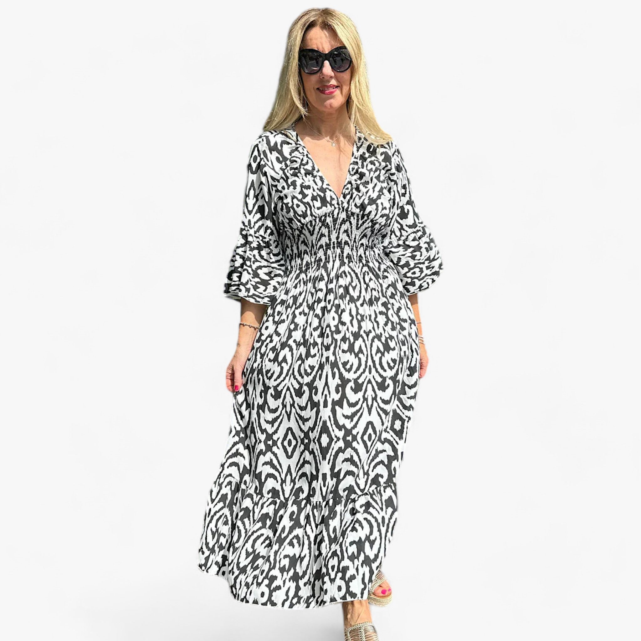 Flora | Stort blomstret V-halskjole - Perfekt til strandferier - - FLORA - Stort blomstret V-halskjole - Perfekt til strandferier- $25 - {{ product_tags }