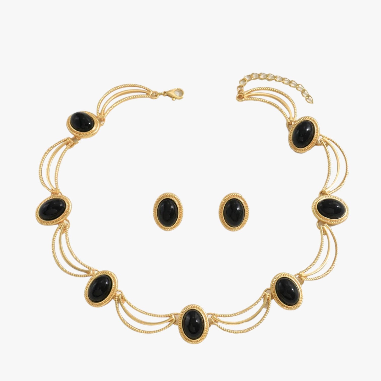 Casey | Halskæde og øreringe med kongelig retro-stil vedhæng - Sort - Casey | Halskæde og øreringe med kongelig retro-stil vedhæng - €25 - {{ product_tags }