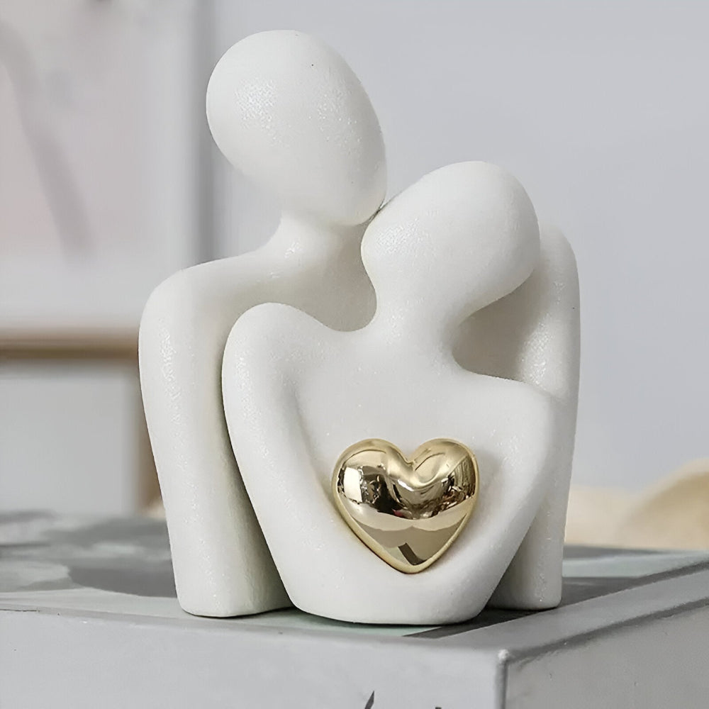 Krammende Par Figur – Moderne Skulptur med Hjertedetalje