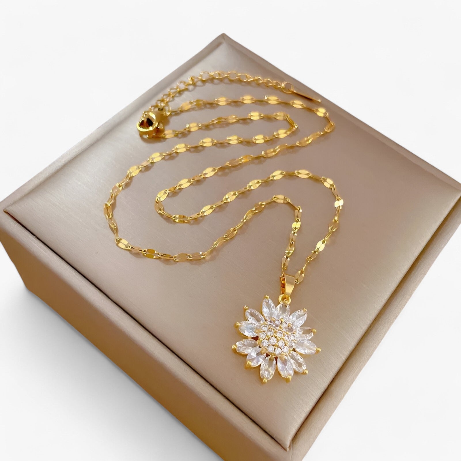 Isabelle | Luxe blomsterophæng halskæde - Trendy og tidløst - - women's fashion - {{ product_tags }