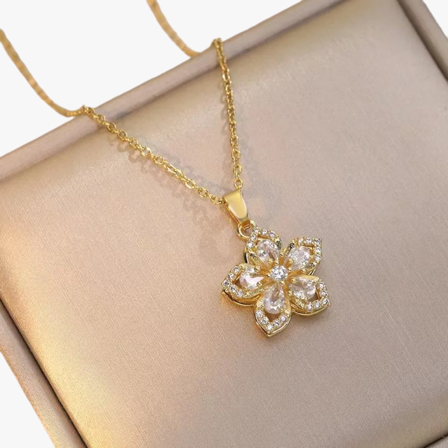 Winnie | Halskæde med guldring og roterende zirconiêmne - Hvid drejbar - women's fashion - {{ product_tags }