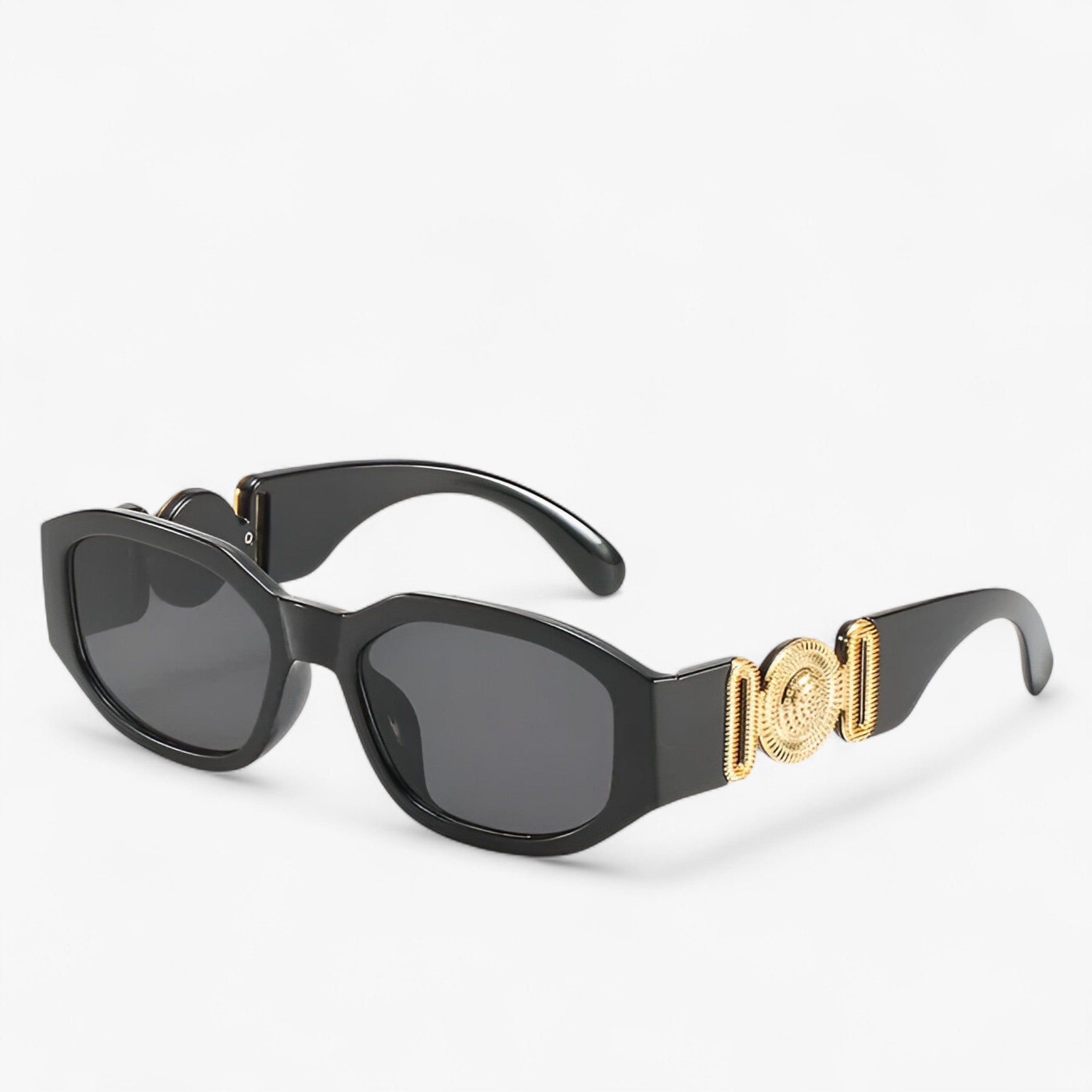 Liam | Lille rektangulær solbrille til rejser og vintage stil - Sort grå Som vist - Liam | Lille rektangulær solbrille til rejser og vintage stil- €25 - {{ product_tags }